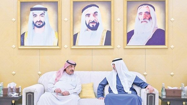 نهيان بن مبارك يقدّم واجب العزاء في وفاة الشيخة عائشة محمد خلف