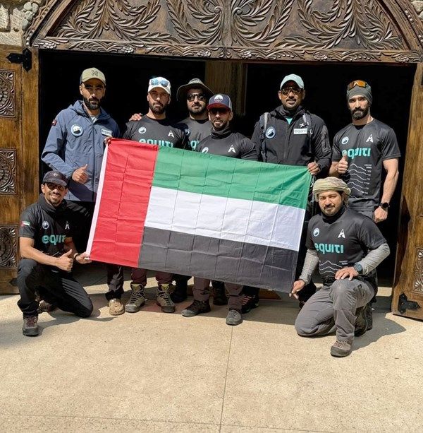 شباب إماراتيون يرفعون راية الوطن على قمّة كليمنجارو الأعلى في أفريقيا