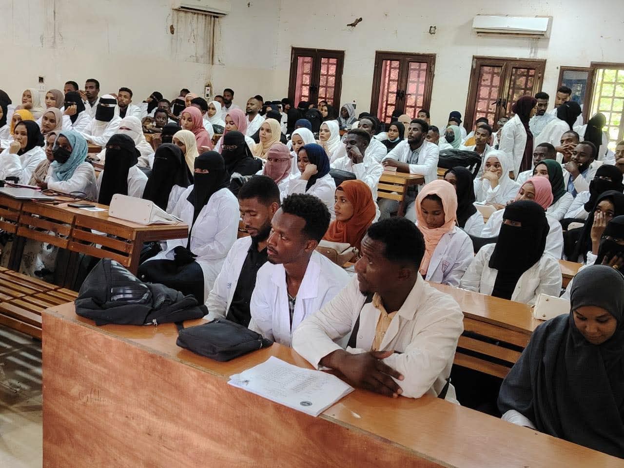 مائةٌ وستون ممارساً صحياً وطبيباً يؤدون القسم بجامعة المناقل