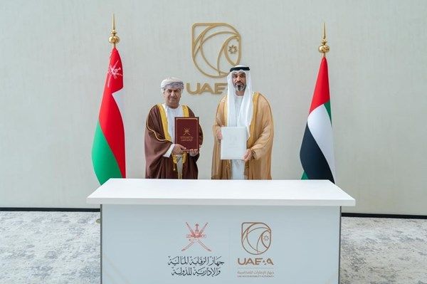 الإمارات وسلطنة عُمان توقعان مذكرة تفاهم لتعزيز التعاون في المجال الرقابي