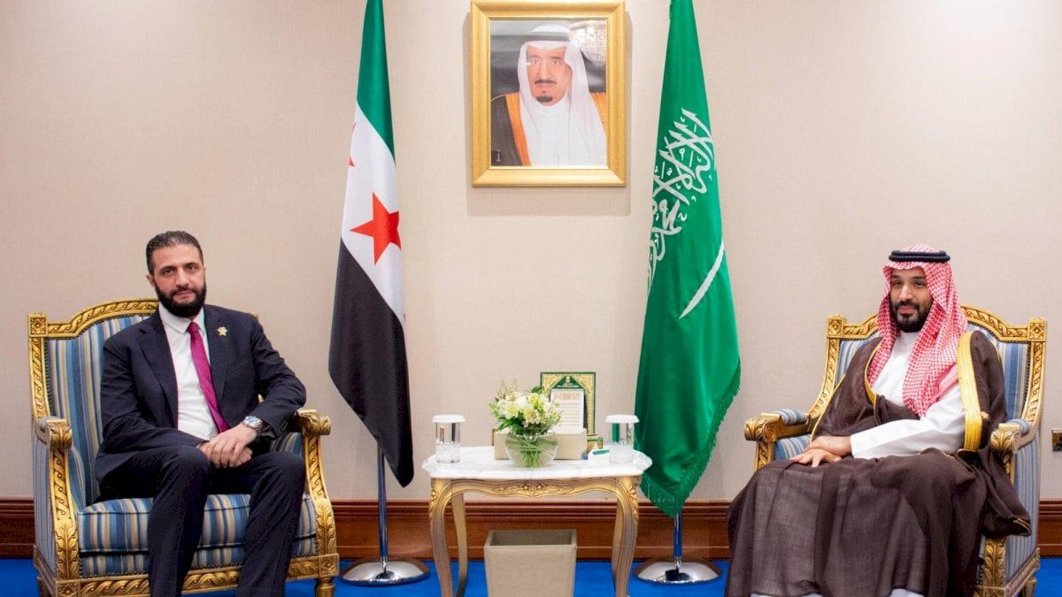 محمد بن سلمان يلتقي الشرع وبيزشكيان والسوداني وشريف