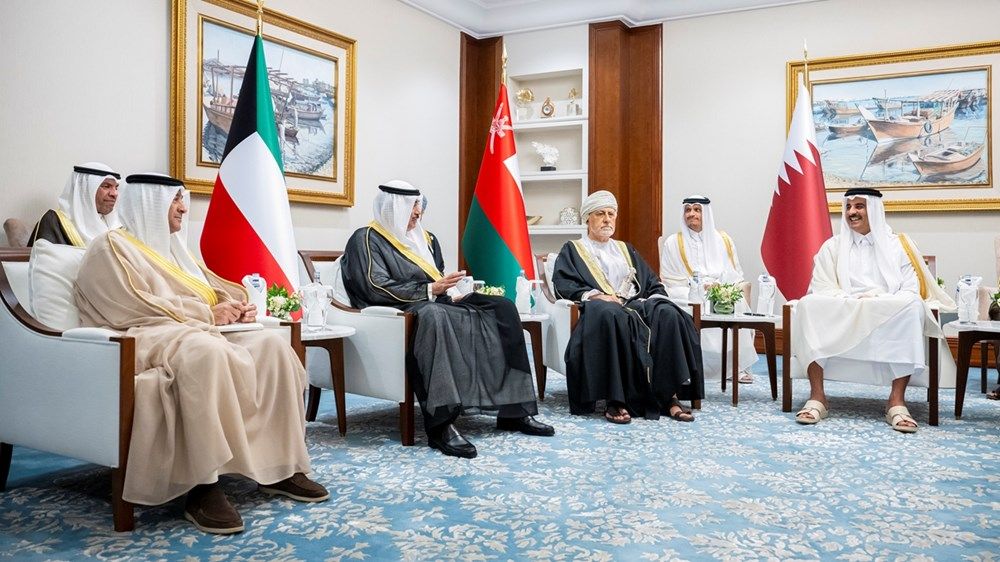 نيابة عن رئيس الدولة.. منصور بن زايد يشارك في القمتين الخليجية والعربية الإسلامية في الدوحة