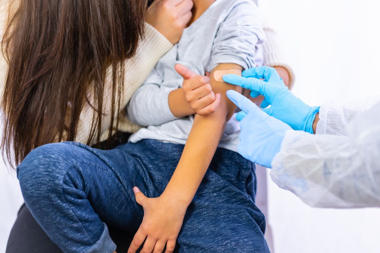 كيف تقين طفلك من العدوى في الأماكن العامة والمدارس؟