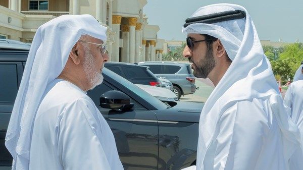 حمدان بن محمد يقدم واجب العزاء في وفاة حسين خانصاحب