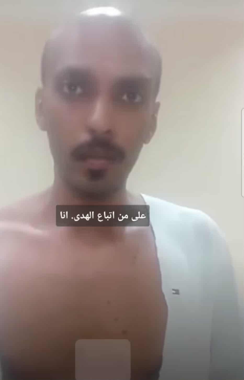 شاهد بالفيديو.. الشاب السوداني الذي زعم أنه المهدي المنتظر يظهر وهو يتمشى في شوارع القاهرة بقميص عاري من الصدر يكشف به عن علاماته