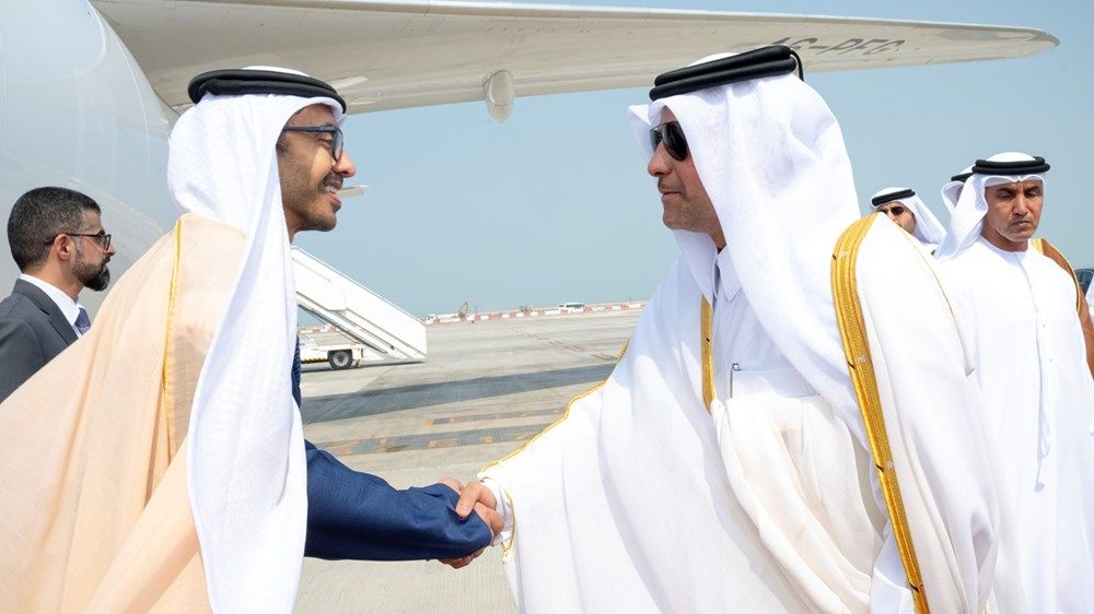 نيابة عن رئيس الدولة.. منصور بن زايد يصل إلى الدوحة ليرأس وفد الإمارات إلى القمتين الخليجية الاستثنائية والعربية - الإسلامية الطارئة