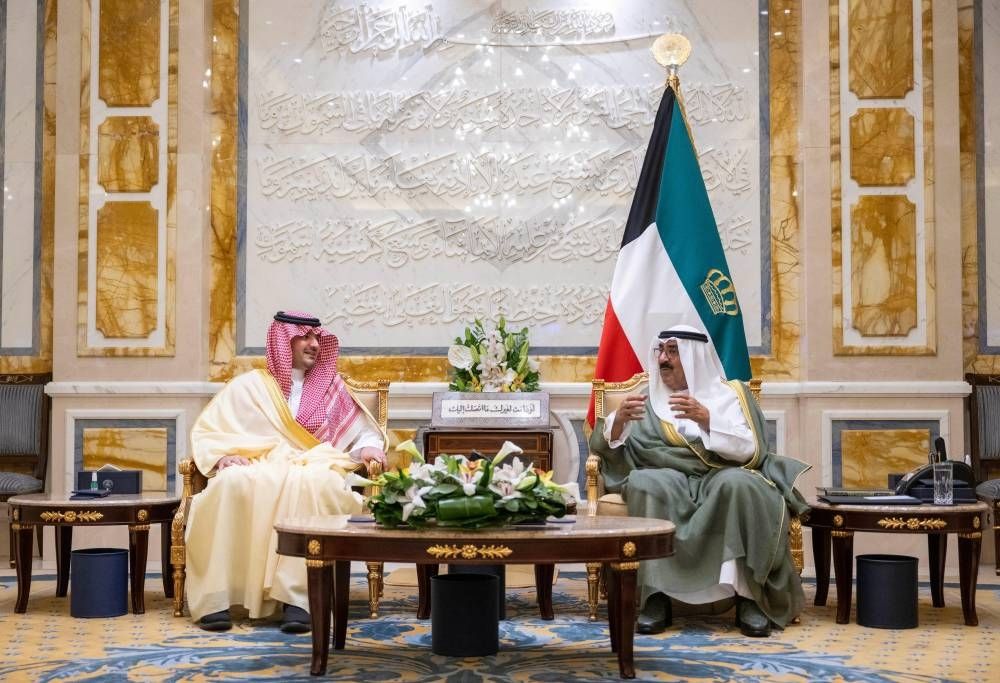 أمير الكويت وولي عهده يستقبلان وزير الداخلية السعودي
