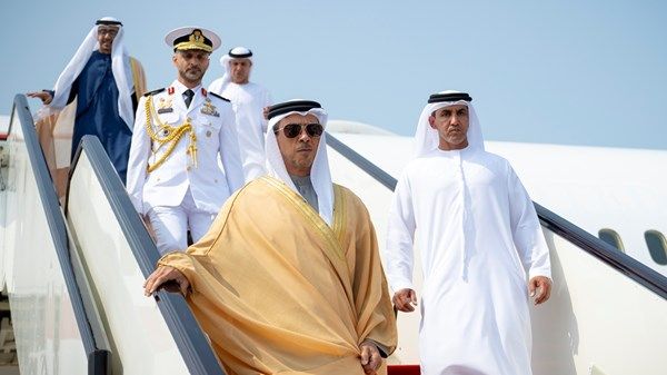 نيابة عن رئيس الدولة.. منصور بن زايد يصل إلى الدوحة ليرأس وفد الإمارات إلى القمتين الخليجية الاستثنائية والعربية - الإسلامية الطارئة
