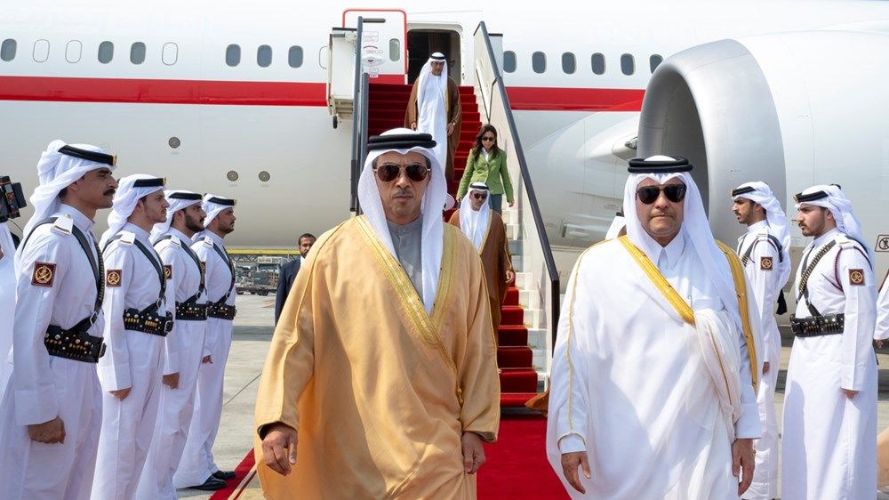 نيابة عن رئيس الدولة.. منصور بن زايد يصل إلى الدوحة ليرأس وفد الإمارات إلى القمتين الخليجية الاستثنائية والعربية - الإسلامية الطارئة