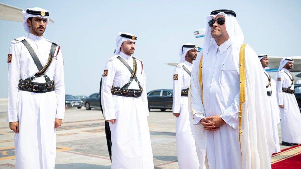 نيابة عن رئيس الدولة.. منصور بن زايد يصل إلى الدوحة ليرأس وفد الإمارات إلى القمتين الخليجية الاستثنائية والعربية - الإسلامية الطارئة