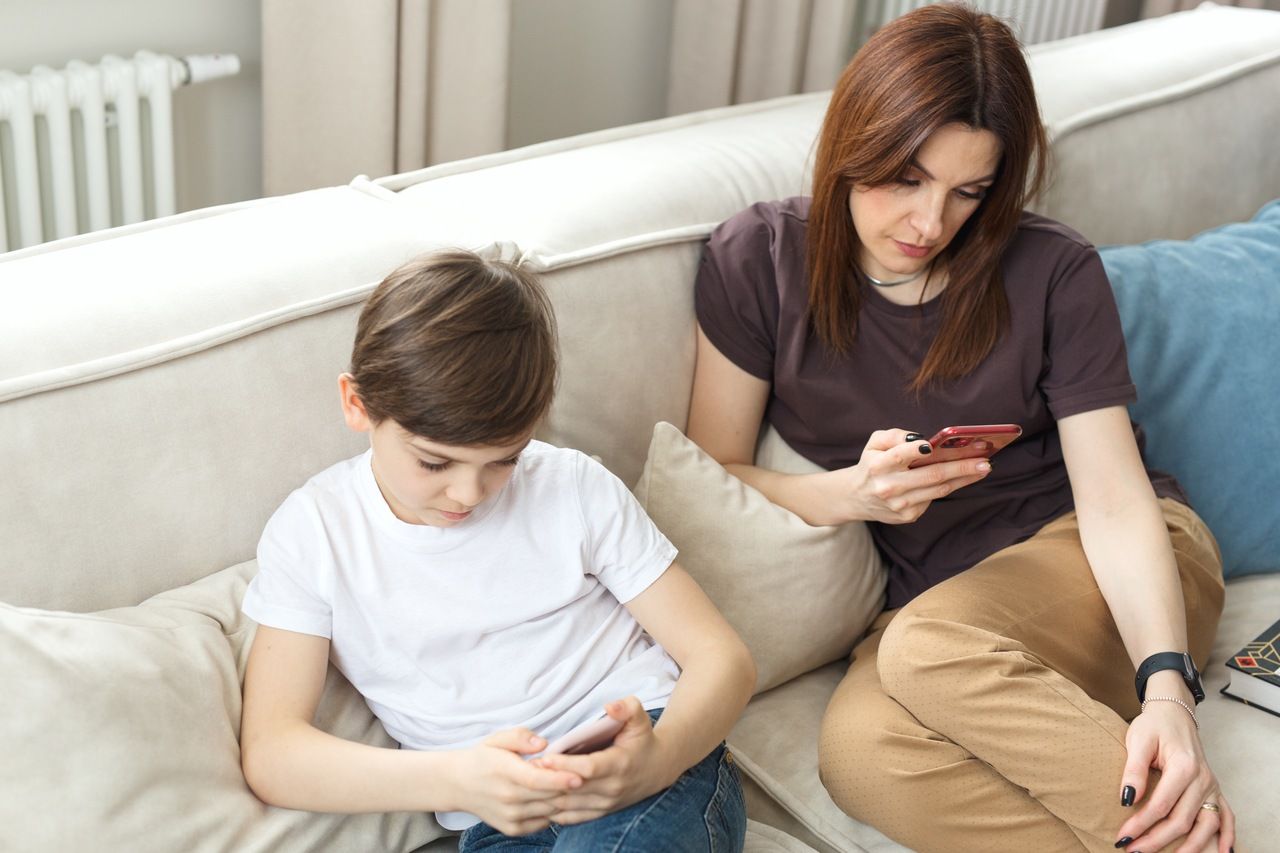 كيف تخلصين ابنك المراهق من عادة تصفح مواقع التواصل الاجتماعي لساعات؟