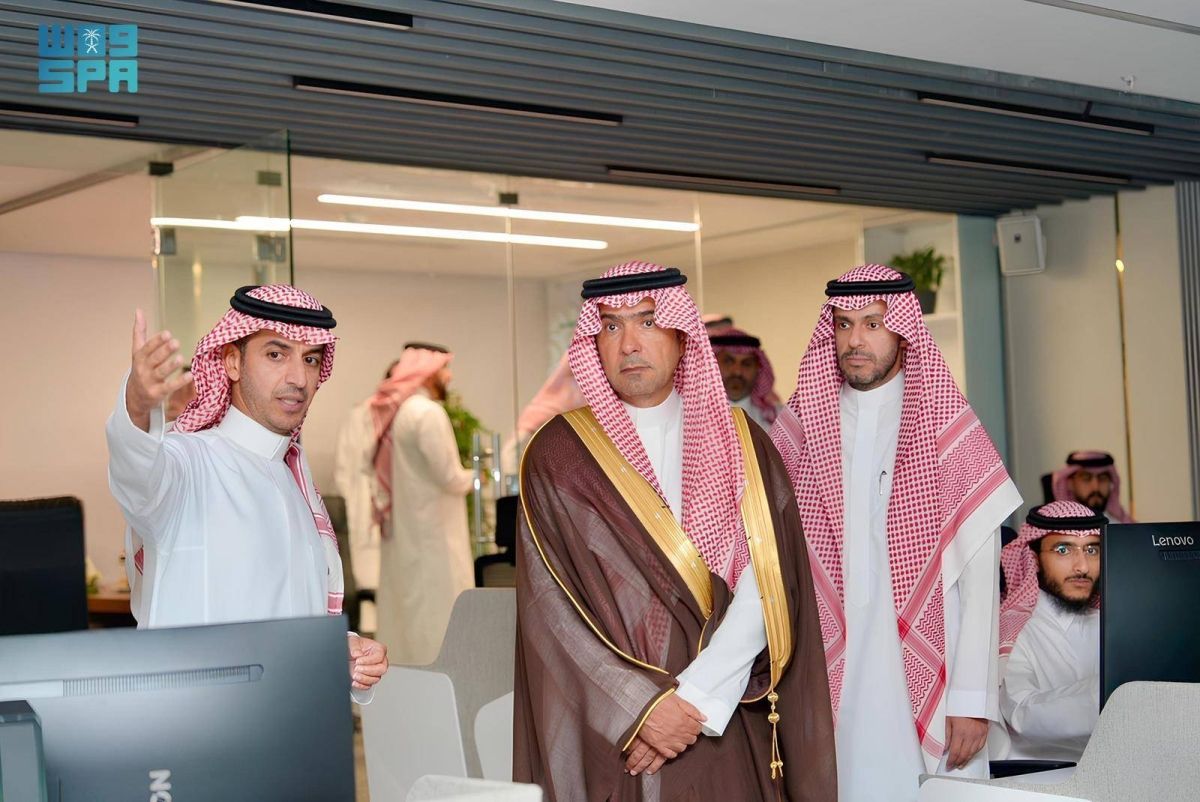 الحقيل يطلع على تقنيات الذكاء الاصطناعي والحلول الرقمية لبرنامج الأراضي البيضاء