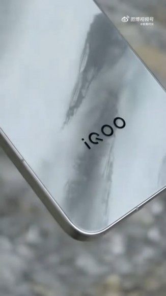 تكنولوجيا: هاتف iQOO 15 يأتي بظهر متغير الألوان