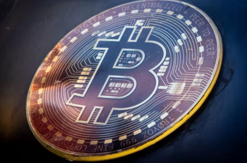 محلل يُحذّر من تكرار دورة 2021! ويرى أن البيتكوين وصل بالفعل لذروته؟