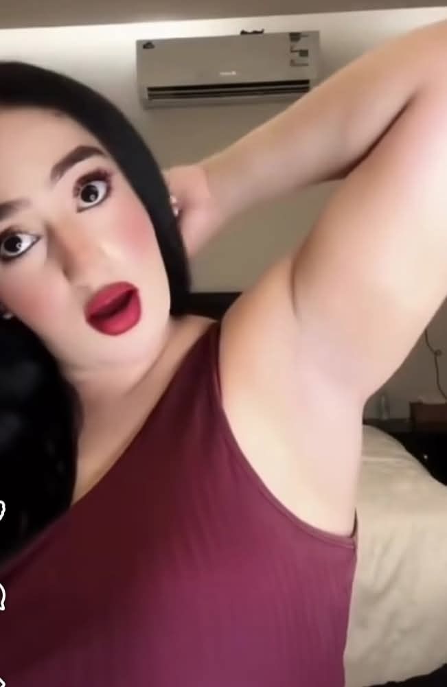 شاهد بالصورة والفيديو.. المودل آية أفرو تعود لإثارة الجدل وتكشف “إبطها” للجمهور ومعلق ساخر: (على الطلاق أنظف من ضميري)