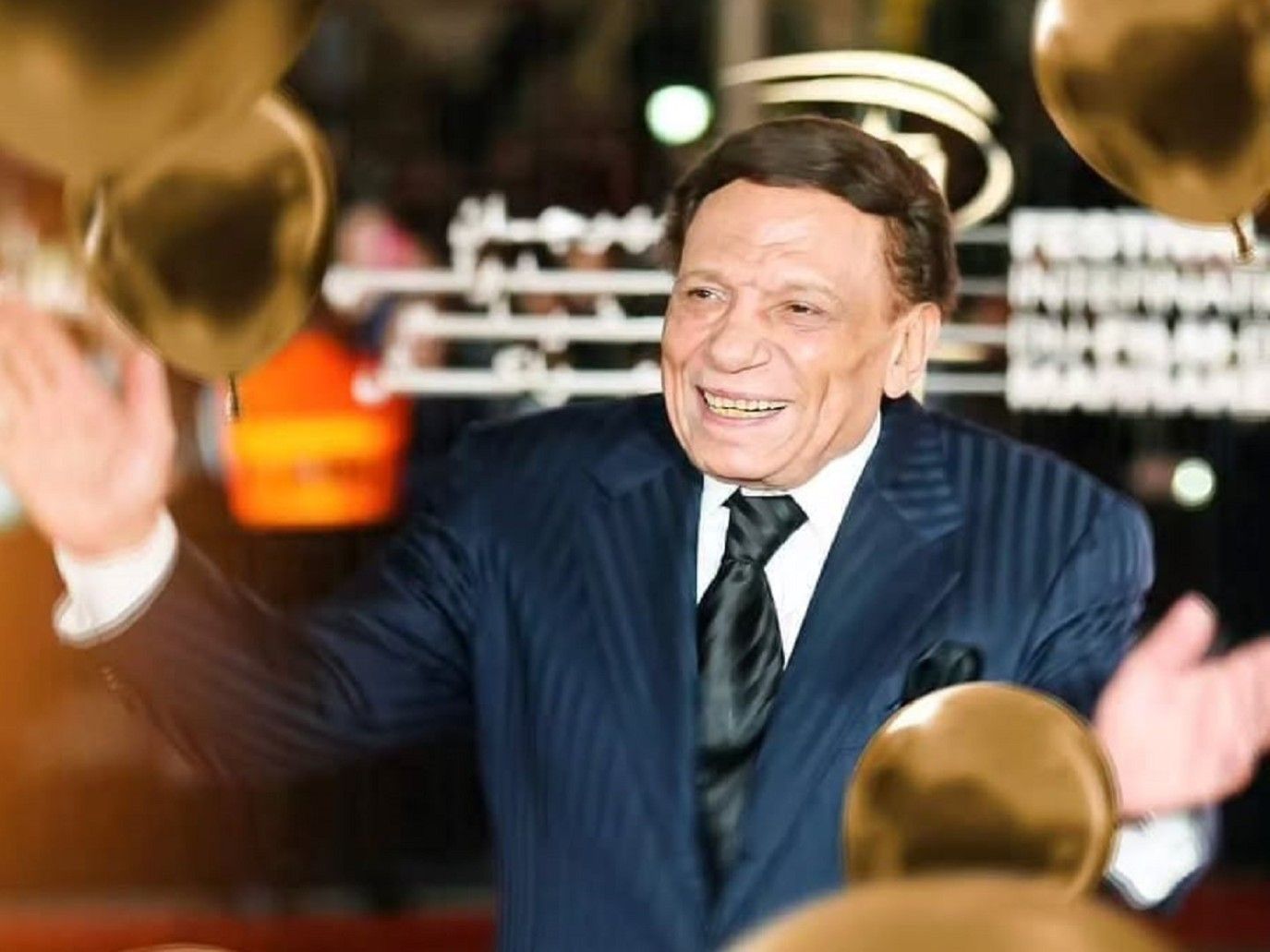 عادل إمام في ظهور جديد برفقة أكرم السعدني يُشعل مواقع التواصل