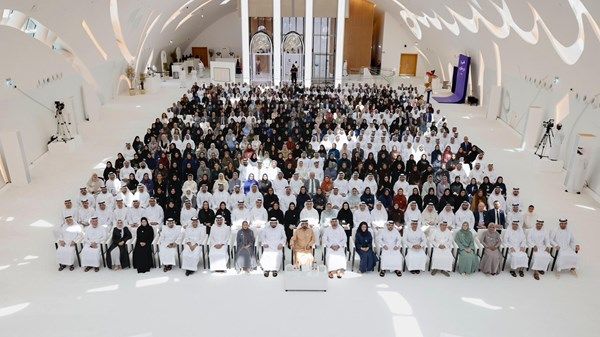 محمد بن راشد يلتقي فريق عمله