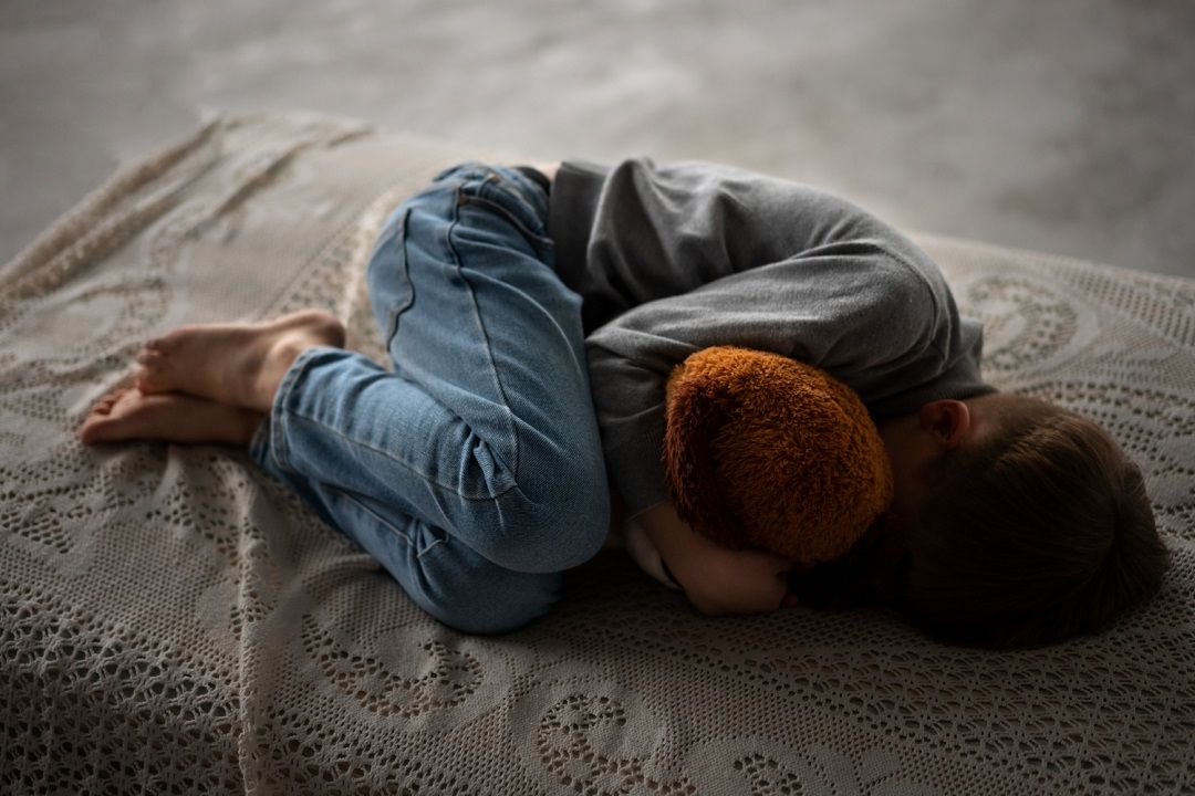 مشكلة تتكرر: كيف أتعامل مع خوف طفلي من الظلام أو النوم بمفرده؟