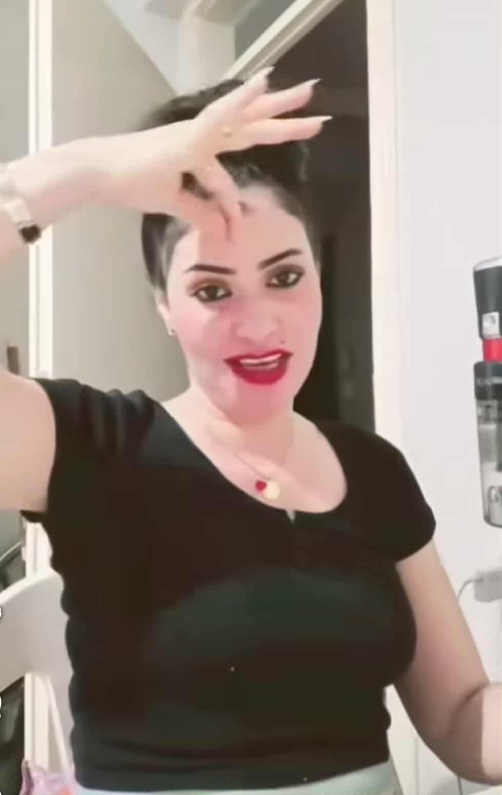 شاهد بالصورة والفيديو.. بأزياء مثيرة.. تيكتوكر سودانية تخرج وترد على سخرية بعض الفتيات: (أنا ما بتاجر بأعضائي عشان أكل وأشرب وتستاهلن الشتات عبرة وعظة)