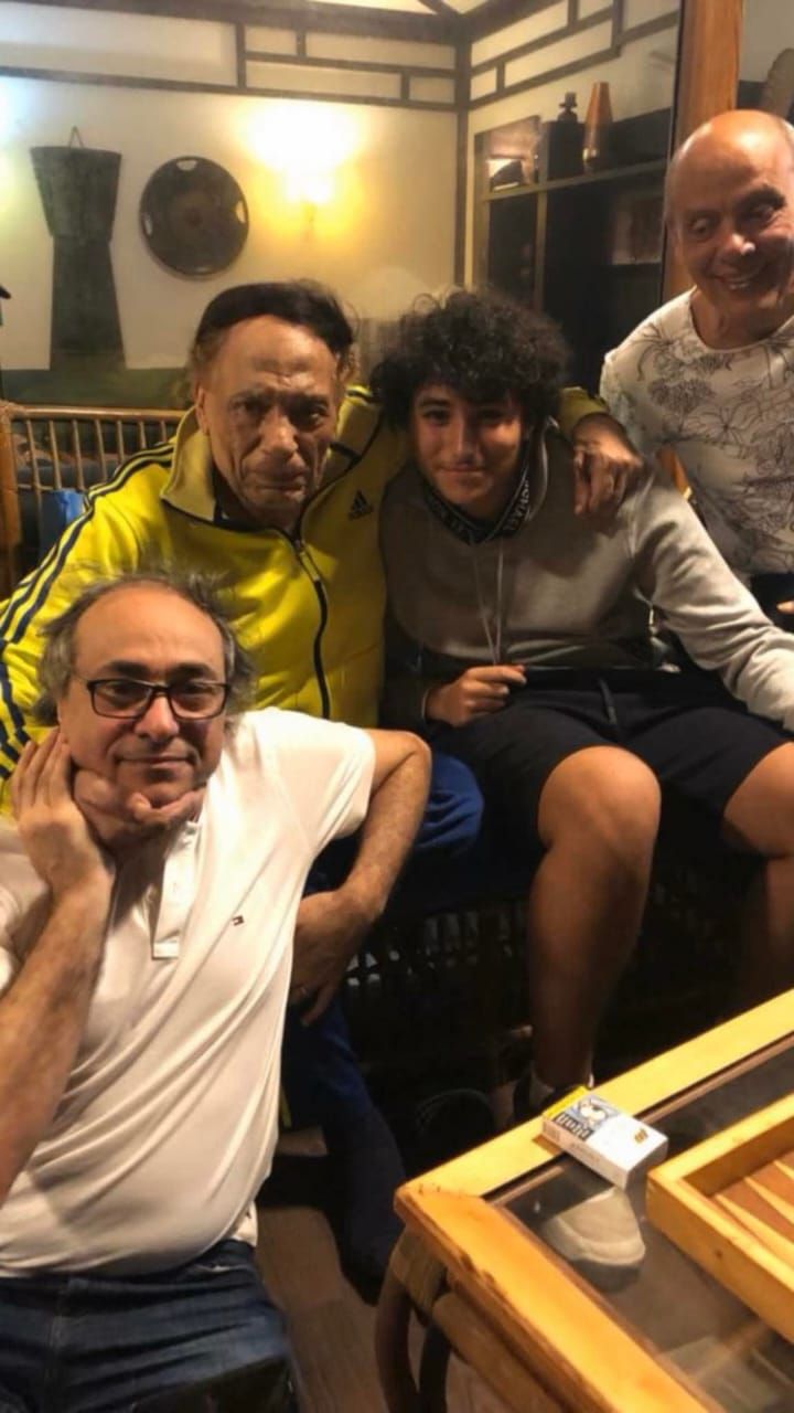 عادل إمام في ظهور جديد برفقة أكرم السعدني يُشعل مواقع التواصل
