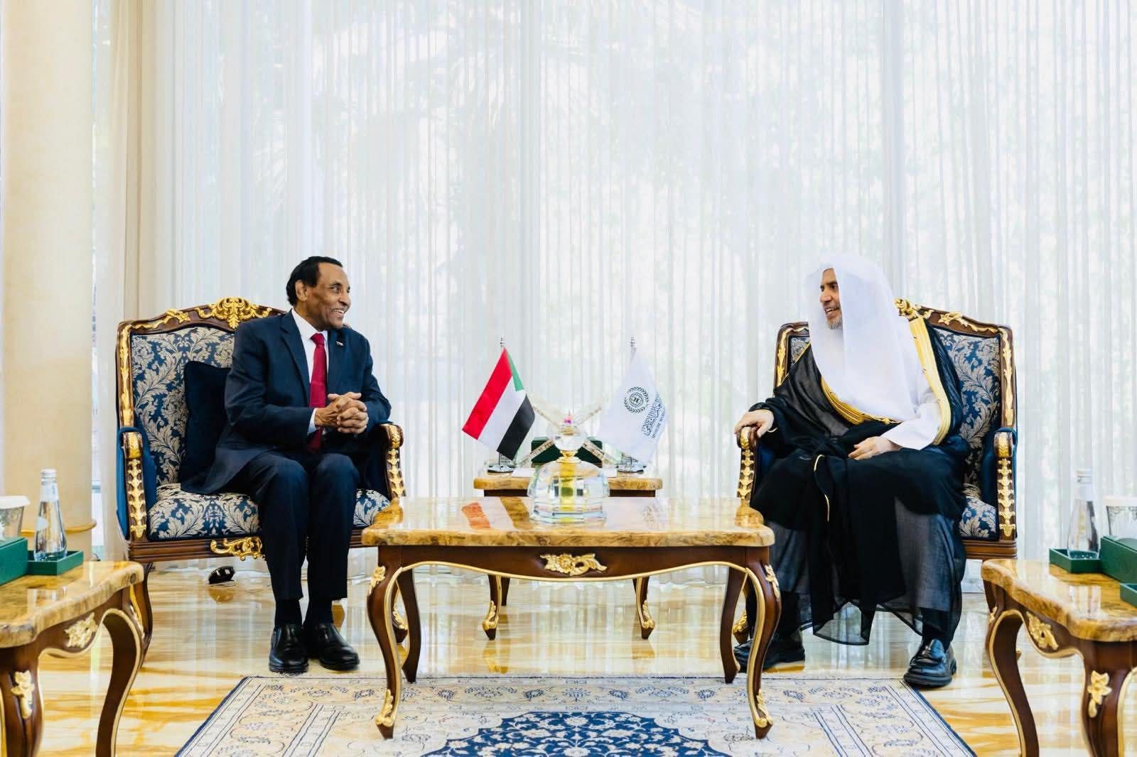 الأمين العام لرابطة العالم الإسلامي يستقبل رئيس وزراء السودان في الرياض