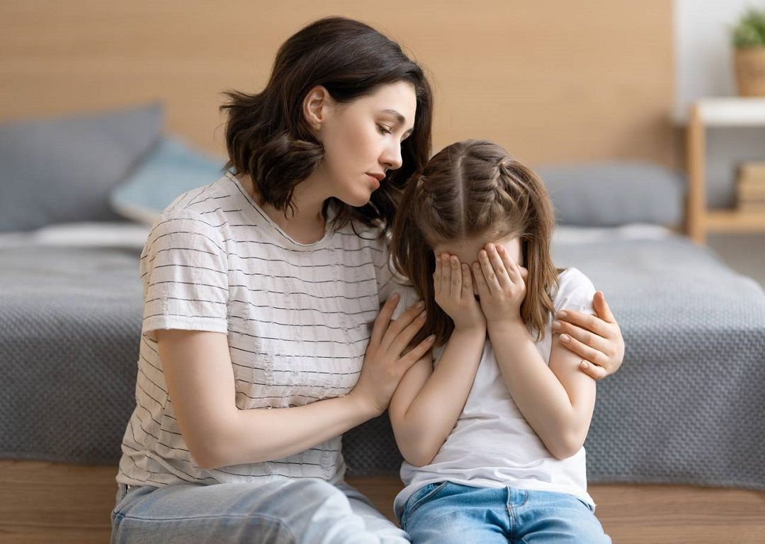 مشكلة تتكرر: كيف أتعامل مع خوف طفلي من الظلام أو النوم بمفرده؟