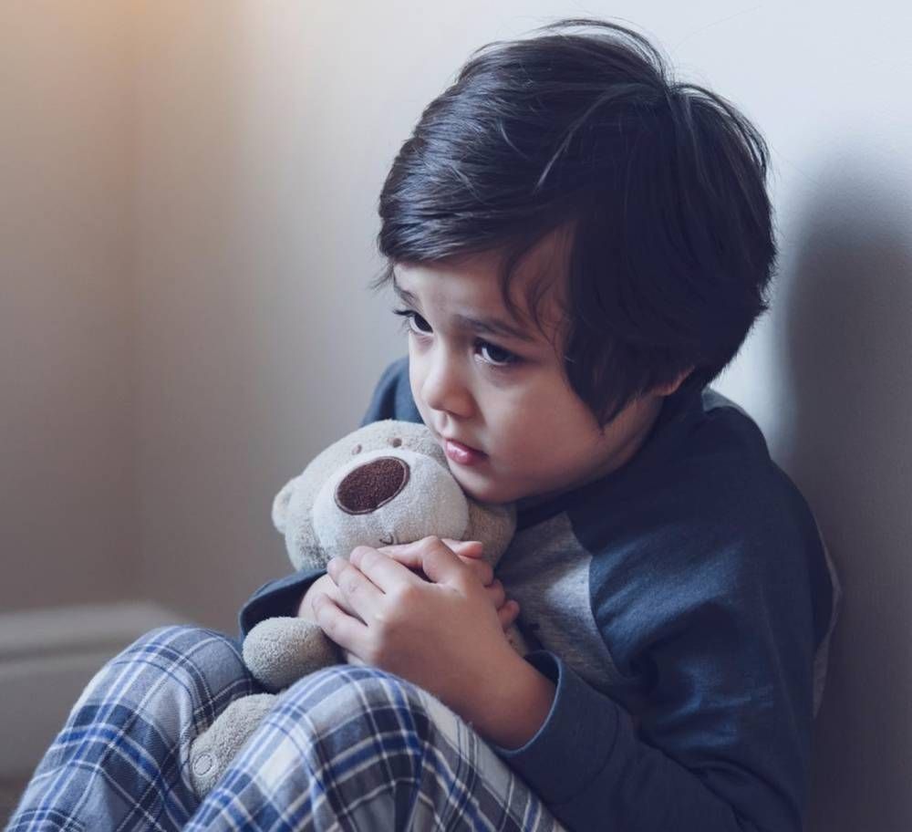 مشكلة تتكرر: كيف أتعامل مع خوف طفلي من الظلام أو النوم بمفرده؟