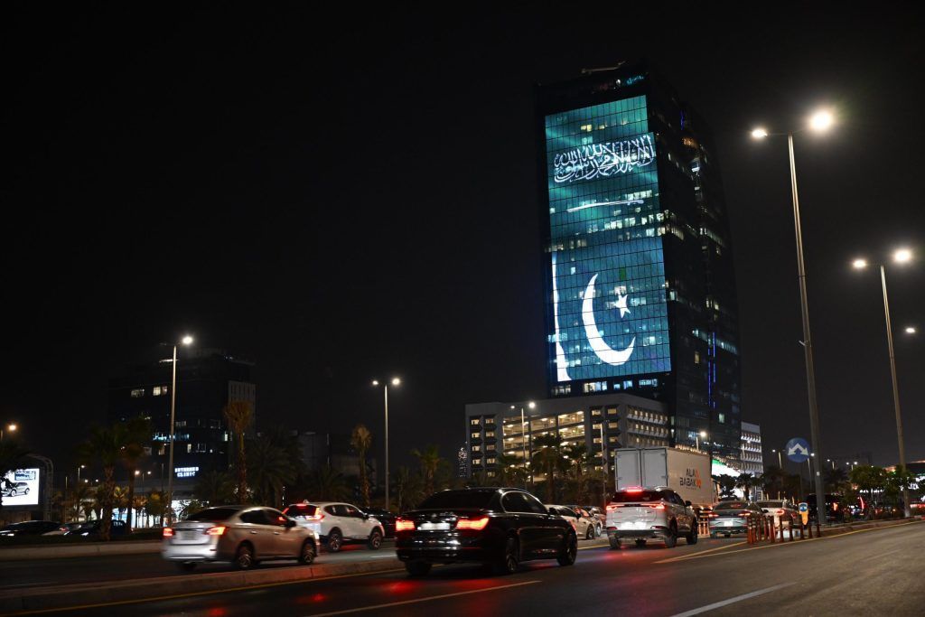 احتفاءً بتوقيع اتفاقية الدفاع الإستراتيجي المشترك.. رفع علمَي السعودية وباكستان بالمملكة
