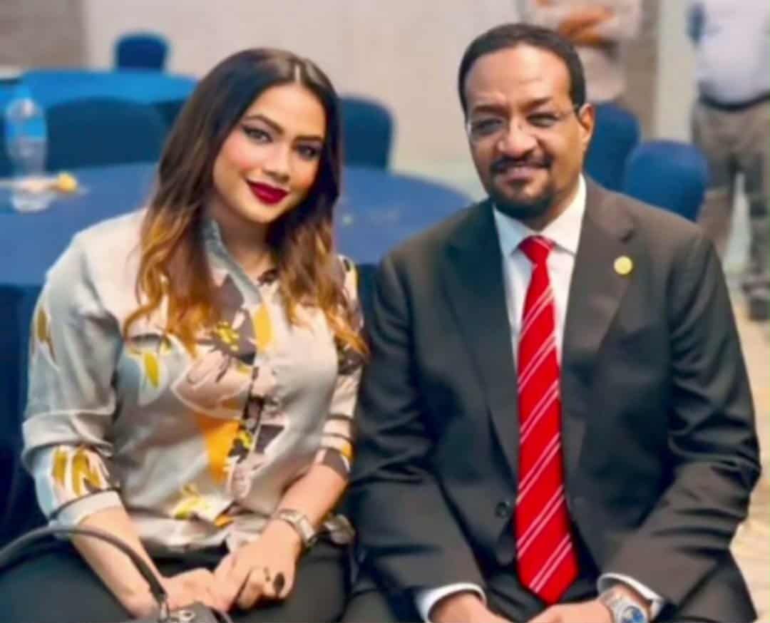 شاهد بالصورة والفيديو.. شيخ الأمين يعود لإثارة الجدل بعد ظهوره جالساً مع حسناء فائقة الجمال ويصرح: (البباري شيخ الأمين ما ببني بالطين)
