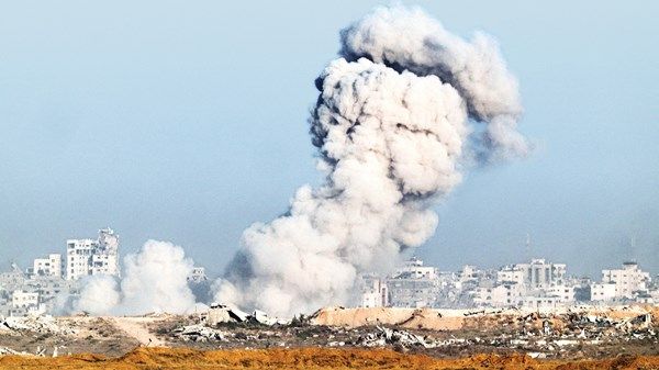 إسرائيل تكثف القصف المدفعي والجوي ونسف المباني في غزة