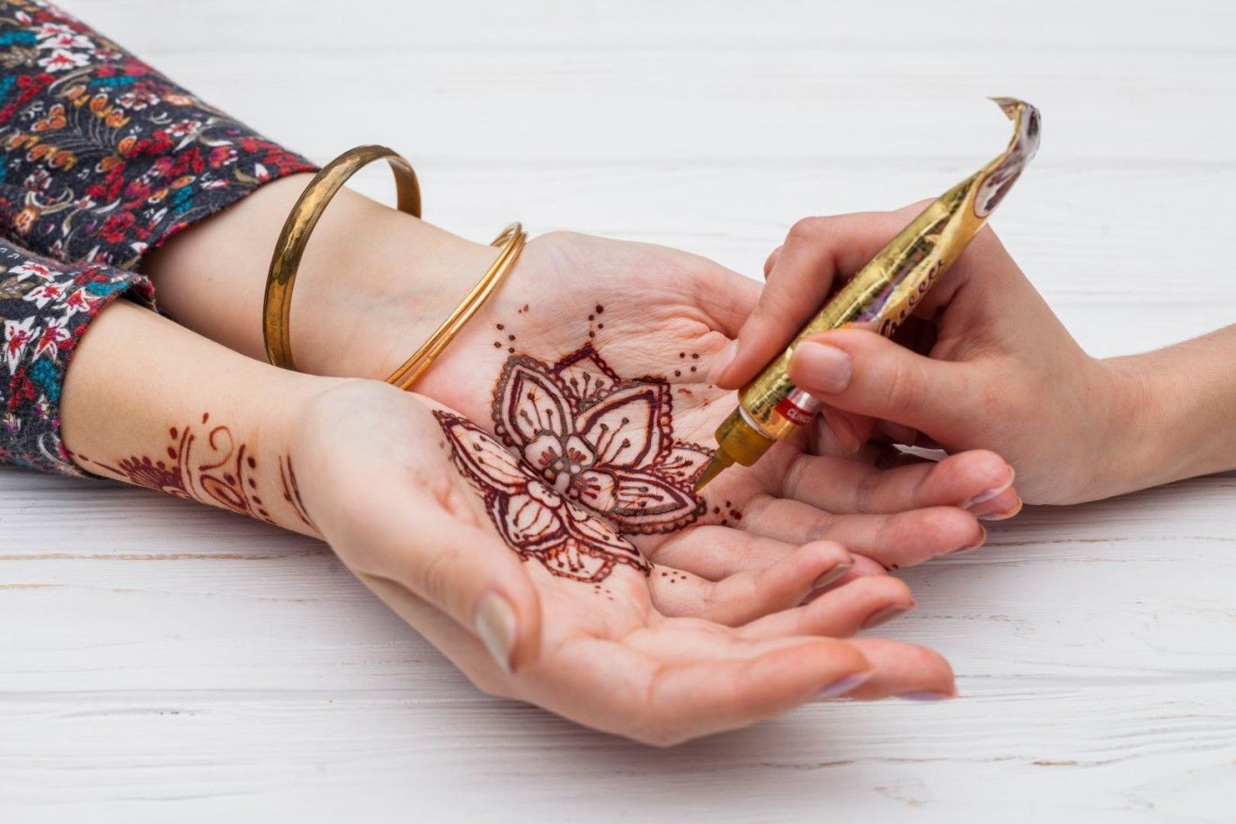 الحناء..إرث الجدات يزيّن إطلالة المرأة السعودية في اليوم الوطني 95