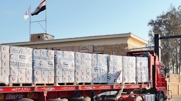 128 شاحنة مساعدات إماراتية دخلت غزة الأسبوعين الماضيين عبر معبر رفح