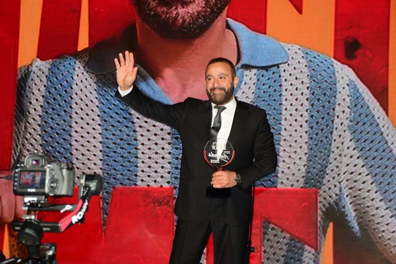 أحمد السّقّا يهدي جائزته إلى وجه غير متوقّع… والجمهور يتفاعل