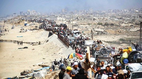 إسرائيل تكثف الهجوم البري في غزة ونزوح عشرات الآلاف