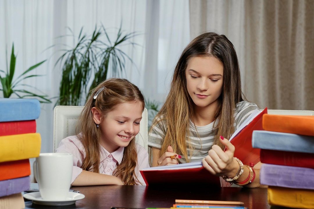 هل يبدأ طفلي بتعلُم لغة جديدة مبكراً أم أن ذلك يضعف لغته الأم العربية؟