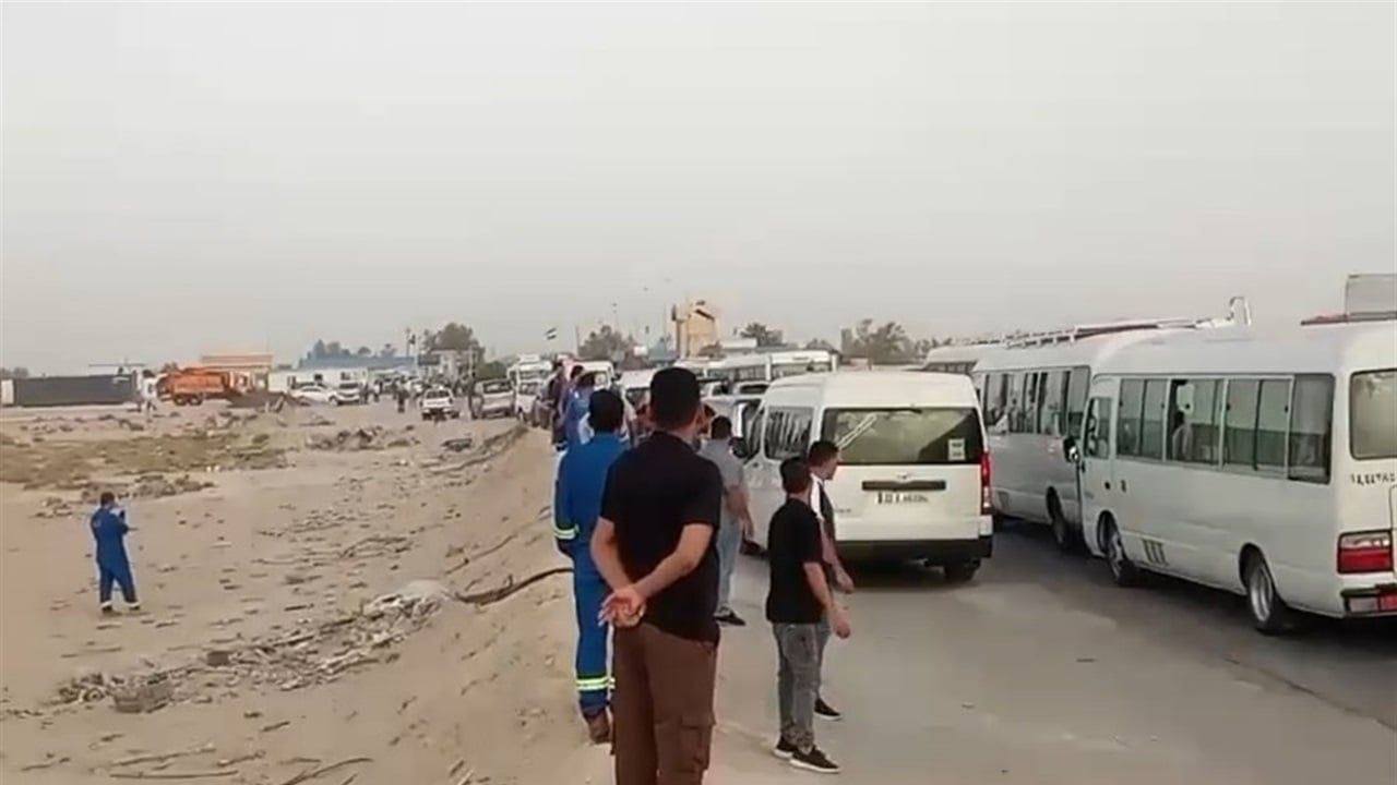 "ماكو تعيين ماكو دوام".. عشرات الخريجين يغلقون حقل الرميلة الشمالي