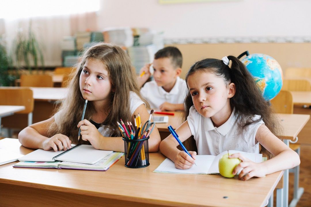 هل يبدأ طفلي بتعلُم لغة جديدة مبكراً أم أن ذلك يضعف لغته الأم العربية؟