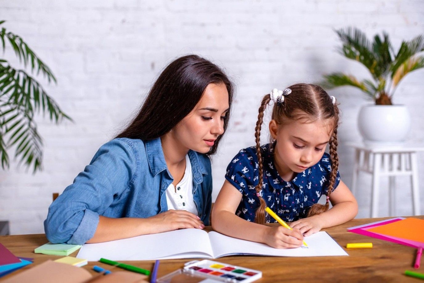 هل يبدأ طفلي بتعلُم لغة جديدة مبكراً أم أن ذلك يضعف لغته الأم العربية؟