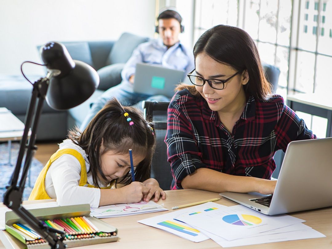 هل يبدأ طفلي بتعلُم لغة جديدة مبكراً أم أن ذلك يضعف لغته الأم العربية؟