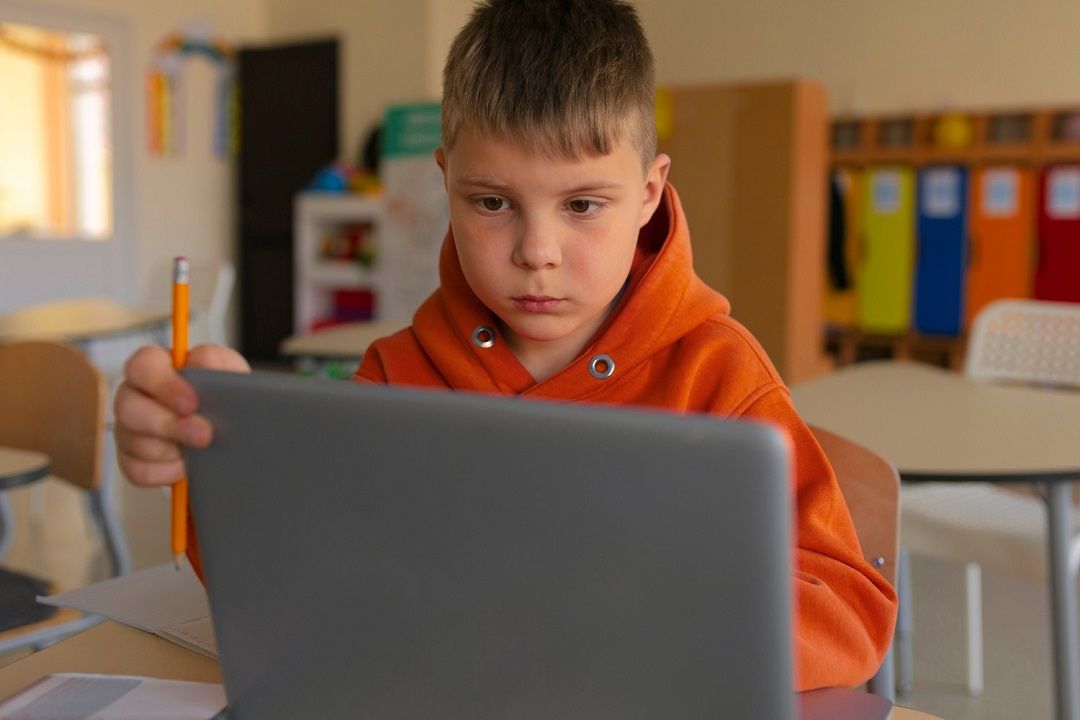 هل يبدأ طفلي بتعلُم لغة جديدة مبكراً أم أن ذلك يضعف لغته الأم العربية؟
