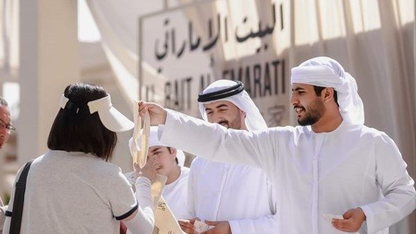 طلبة الإمارات يعرّفون زوار «البيت الإماراتي» بتراث الدولة باللغة الصينية