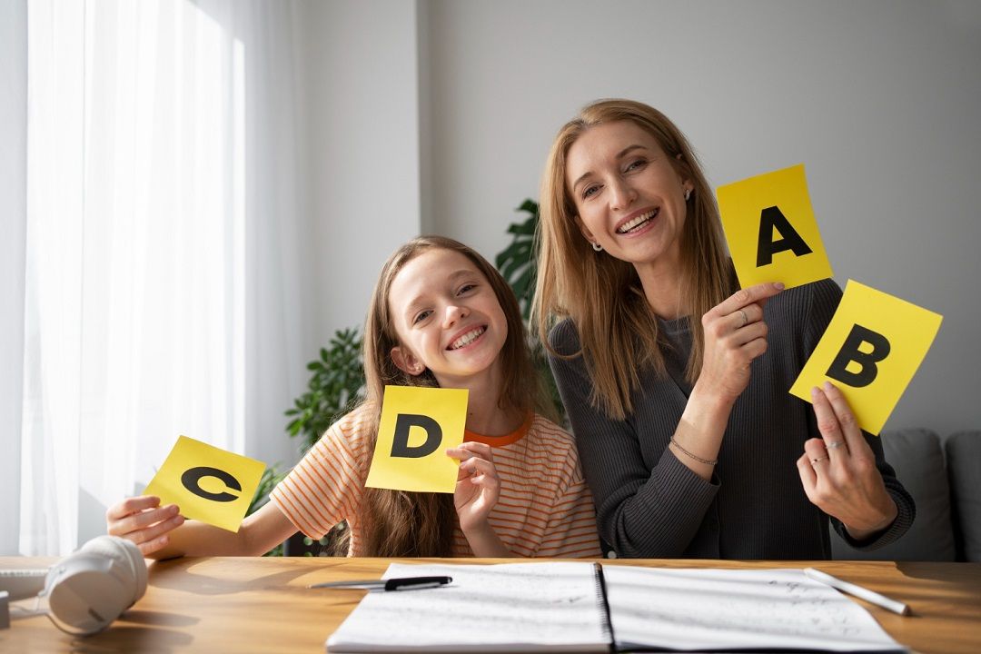 هل يبدأ طفلي بتعلُم لغة جديدة مبكراً أم أن ذلك يضعف لغته الأم العربية؟
