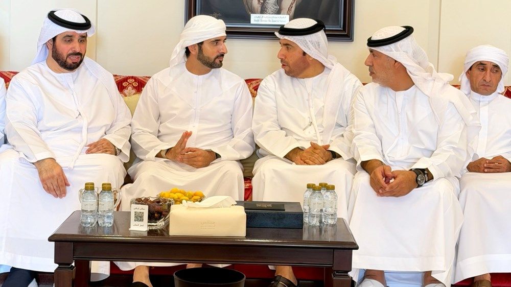 حمدان بن محمد يقدم واجب العزاء في وفاة عائشة بنت حمد العرياني