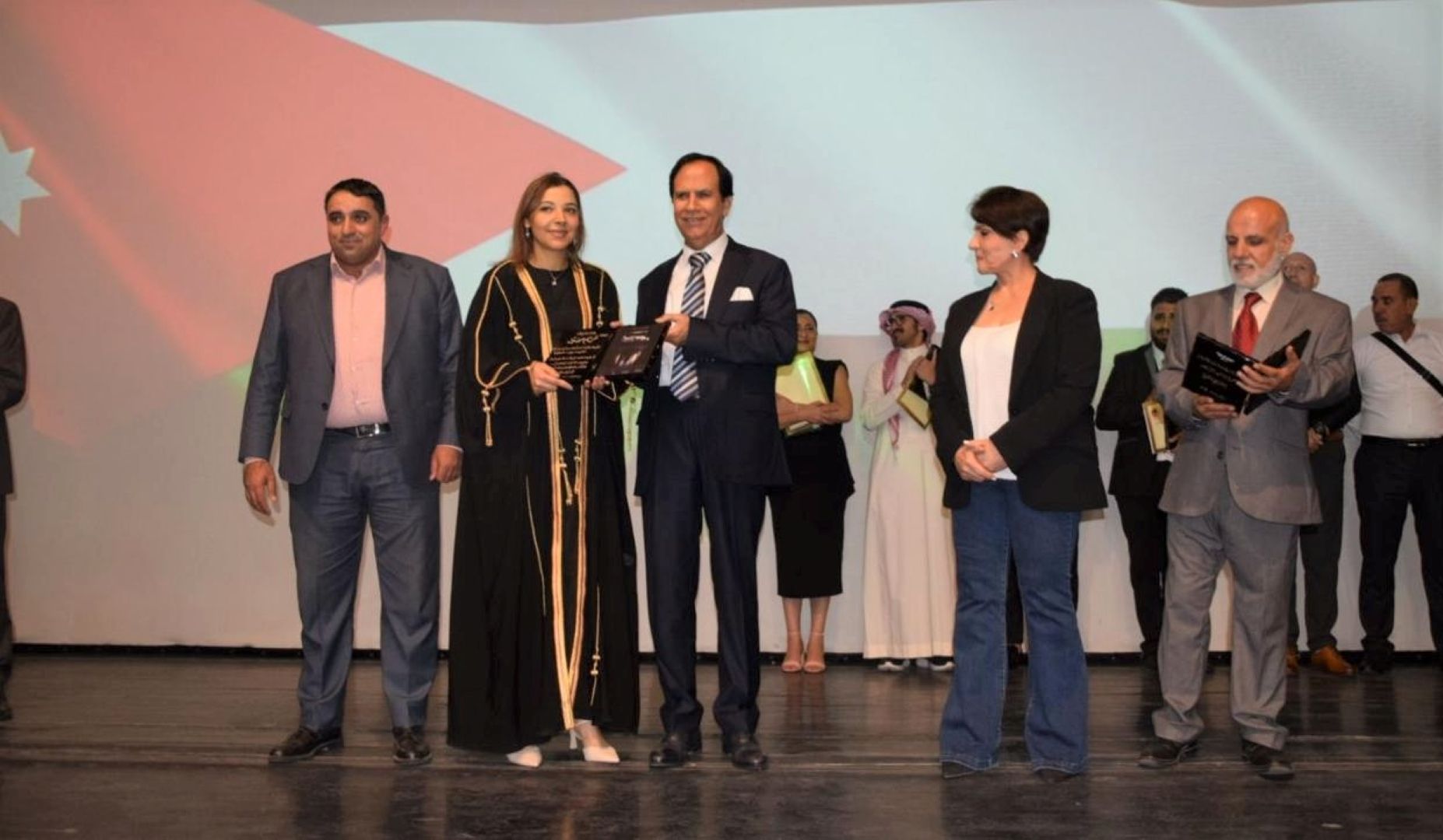 مريم حسين تحصد جائزة أفضل ممثلة عن مسرحية "كونتينر" في مهرجان صيف الزرقاء العربي بالأردن