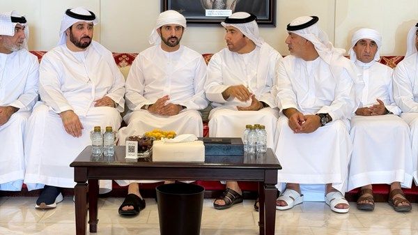 حمدان بن محمد يقدم واجب العزاء في وفاة عائشة بنت حمد العرياني