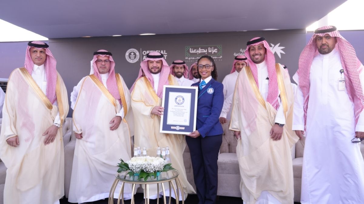 وزارة الموارد البشرية تشكل أكبر 
علم سعودي بفن الفسيفساء