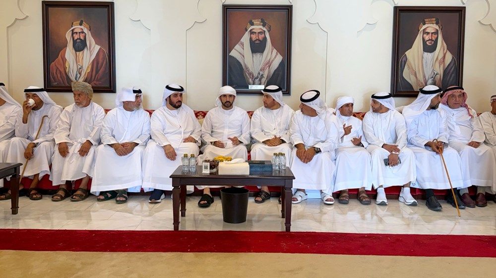 حمدان بن محمد يقدم واجب العزاء في وفاة عائشة بنت حمد العرياني