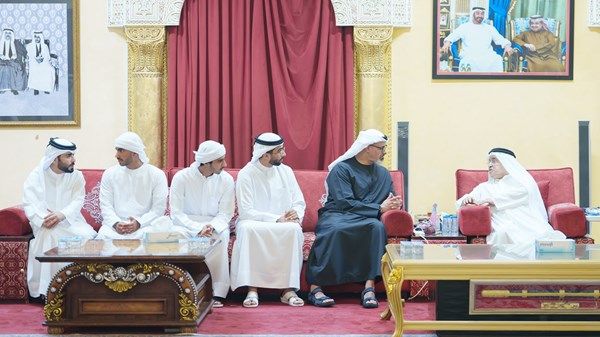 خالد بن محمد بن زايد يُقدم واجب العزاء في وفاة سلطان بن خالد بن محمد القاسمي