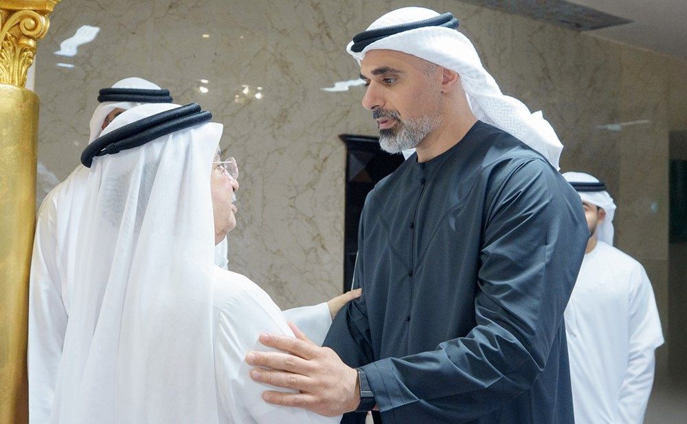 خالد بن محمد بن زايد يُقدم واجب العزاء في وفاة سلطان بن خالد بن محمد القاسمي