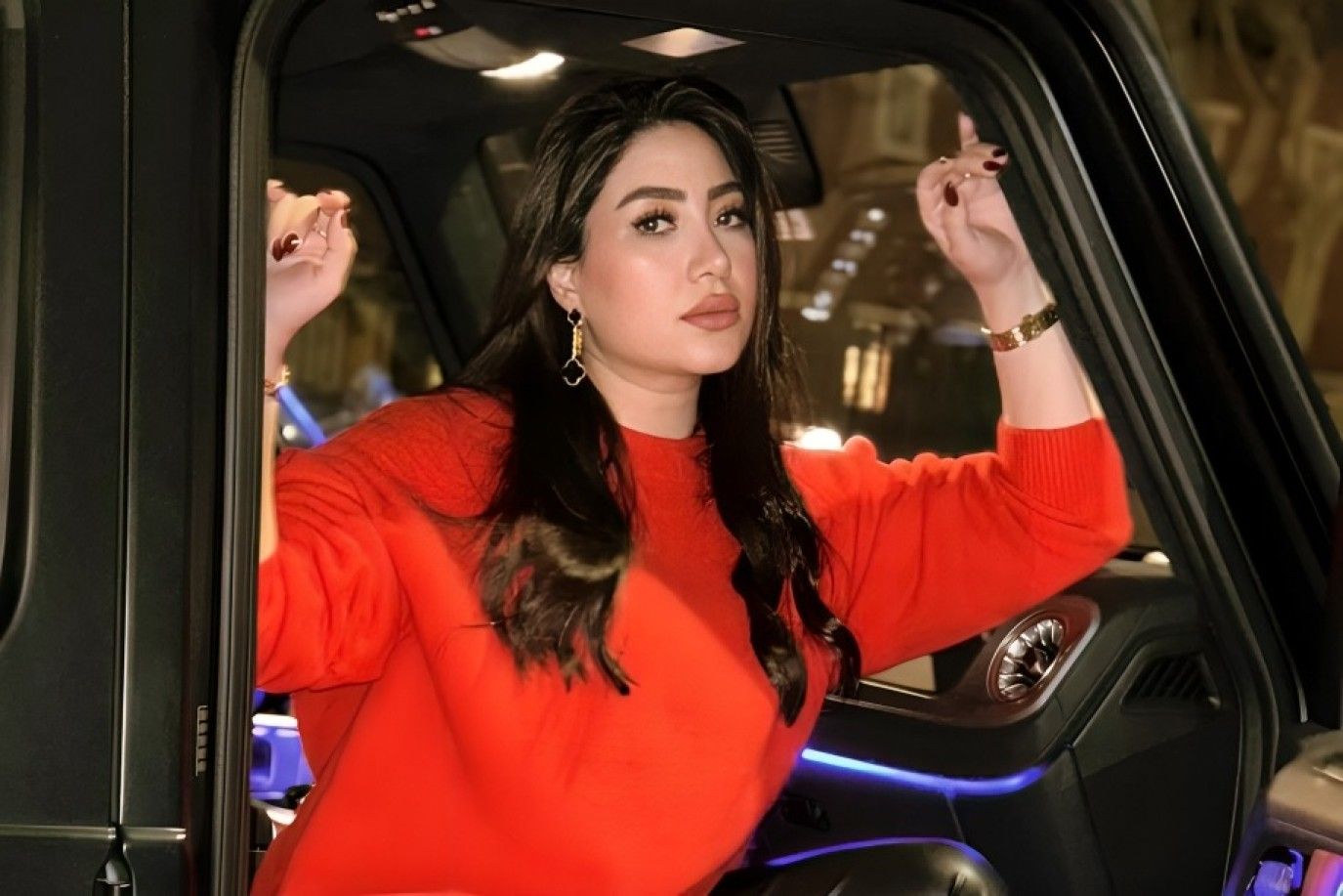 بوسي تستعين بأغنية مش شايفنهم في أول ظهور بعد إخلاء سبيلها